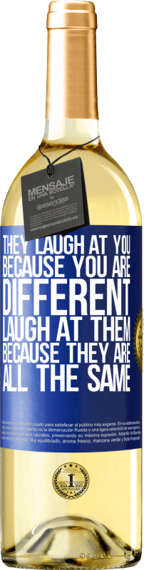 29,95 € Бесплатная доставка | Белое вино Издание WHITE Они смеются над тобой, потому что ты другой. Смейся над ними, потому что они все одинаковы Синяя метка. Настраиваемая этикетка Молодое вино Урожай 2023 Verdejo