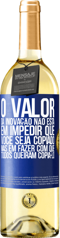 29,95 € Envio grátis | Vinho branco Edição WHITE O valor da inovação não está em impedir que você seja copiado, mas em fazer com que todos queiram copiá-lo Etiqueta Azul. Etiqueta personalizável Vinho jovem Colheita 2024 Verdejo