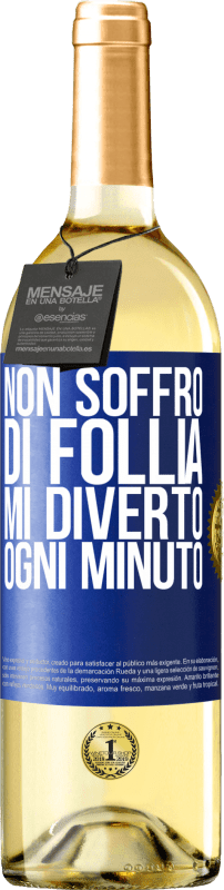 29,95 € Spedizione Gratuita | Vino bianco Edizione WHITE Non soffro di follia ... Mi diverto ogni minuto Etichetta Blu. Etichetta personalizzabile Vino giovane Raccogliere 2024 Verdejo