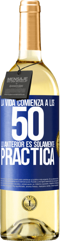 29,95 € Envío gratis | Vino Blanco Edición WHITE La vida comienza a los 50, lo anterior es solamente práctica Etiqueta Azul. Etiqueta personalizable Vino joven Cosecha 2023 Verdejo