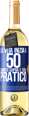 29,95 € Spedizione Gratuita | Vino bianco Edizione WHITE La vita inizia a 50 anni, quanto sopra è solo pratico Etichetta Blu. Etichetta personalizzabile Vino giovane Raccogliere 2024 Verdejo