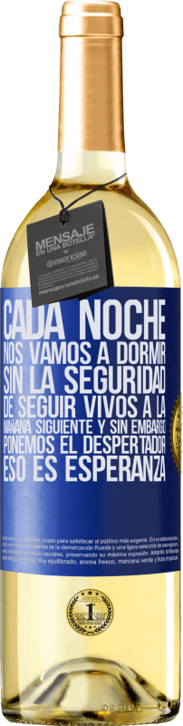 29,95 € Envío gratis | Vino Blanco Edición WHITE Cada noche nos vamos a dormir sin la seguridad de seguir vivos a la mañana siguiente y, sin embargo, ponemos el despertador Etiqueta Azul. Etiqueta personalizable Vino joven Cosecha 2025 Verdejo