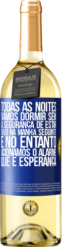 29,95 € Envio grátis | Vinho branco Edição WHITE Todas as noites vamos dormir sem a segurança de estar vivo na manhã seguinte e, no entanto, acionamos o alarme. QUE É Etiqueta Azul. Etiqueta personalizável Vinho jovem Colheita 2024 Verdejo