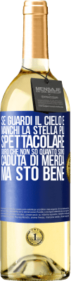 29,95 € Spedizione Gratuita | Vino bianco Edizione WHITE Se guardi il cielo e manchi la stella più spettacolare, giuro che non so quanto sono caduta di merda, ma sto bene Etichetta Blu. Etichetta personalizzabile Vino giovane Raccogliere 2024 Verdejo