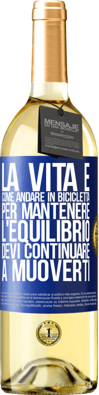 29,95 € Spedizione Gratuita | Vino bianco Edizione WHITE La vita è come andare in bicicletta. Per mantenere l'equilibrio devi continuare a muoverti Etichetta Blu. Etichetta personalizzabile Vino giovane Raccogliere 2024 Verdejo