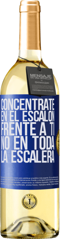 29,95 € Envío gratis | Vino Blanco Edición WHITE Concéntrate en el escalón frente a ti, no en toda la escalera Etiqueta Azul. Etiqueta personalizable Vino joven Cosecha 2024 Verdejo