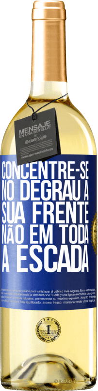 29,95 € Envio grátis | Vinho branco Edição WHITE Concentre-se no degrau à sua frente, não em toda a escada Etiqueta Azul. Etiqueta personalizável Vinho jovem Colheita 2024 Verdejo