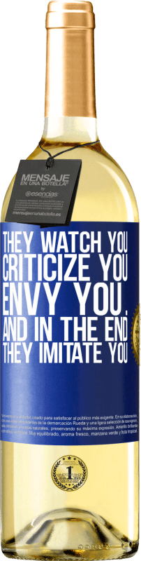 29,95 € Бесплатная доставка | Белое вино Издание WHITE Они следят за тобой, критикуют тебя, завидуют тебе ... и, в конце концов, они подражают тебе Синяя метка. Настраиваемая этикетка Молодое вино Урожай 2023 Verdejo