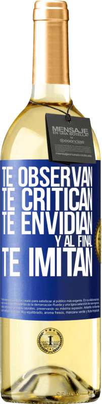 29,95 € Envío gratis | Vino Blanco Edición WHITE Te observan, te critican, te envidian… y al final, te imitan Etiqueta Azul. Etiqueta personalizable Vino joven Cosecha 2024 Verdejo