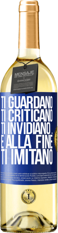 29,95 € Spedizione Gratuita | Vino bianco Edizione WHITE Ti guardano, ti criticano, ti invidiano ... e alla fine ti imitano Etichetta Blu. Etichetta personalizzabile Vino giovane Raccogliere 2024 Verdejo