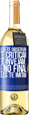 29,95 € Envio grátis | Vinho branco Edição WHITE Eles te observam, te criticam, te invejam ... e no final, eles te imitam Etiqueta Azul. Etiqueta personalizável Vinho jovem Colheita 2023 Verdejo