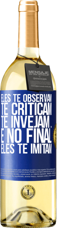 29,95 € Envio grátis | Vinho branco Edição WHITE Eles te observam, te criticam, te invejam ... e no final, eles te imitam Etiqueta Azul. Etiqueta personalizável Vinho jovem Colheita 2024 Verdejo