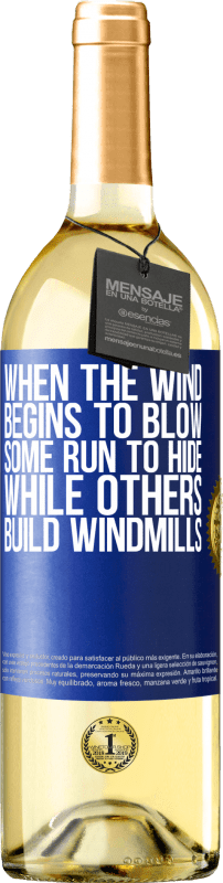 29,95 € 免费送货 | 白葡萄酒 WHITE版 当风开始吹来时，有些人躲起来，而另一些则建造风车 蓝色标签. 可自定义的标签 青年酒 收成 2023 Verdejo