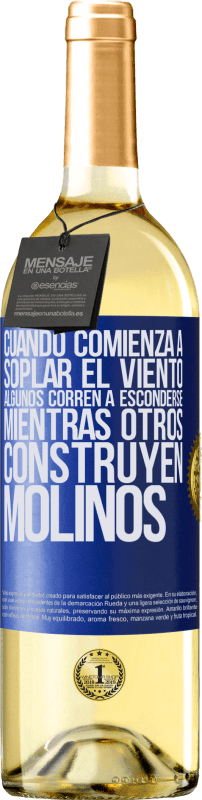 29,95 € Envío gratis | Vino Blanco Edición WHITE Cuando comienza a soplar el viento, algunos corren a esconderse, mientras otros construyen molinos Etiqueta Azul. Etiqueta personalizable Vino joven Cosecha 2024 Verdejo