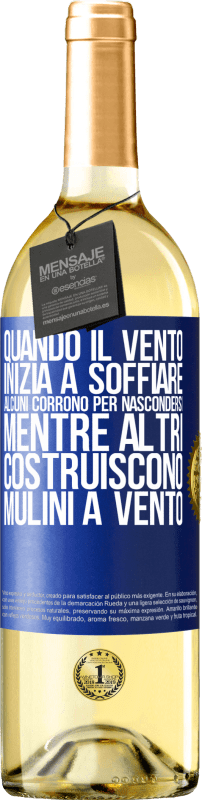 29,95 € Spedizione Gratuita | Vino bianco Edizione WHITE Quando il vento inizia a soffiare, alcuni corrono per nascondersi, mentre altri costruiscono mulini a vento Etichetta Blu. Etichetta personalizzabile Vino giovane Raccogliere 2024 Verdejo