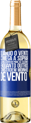 29,95 € Envio grátis | Vinho branco Edição WHITE Quando o vento começa a soprar, alguns correm para se esconder, enquanto outros constroem moinhos de vento Etiqueta Azul. Etiqueta personalizável Vinho jovem Colheita 2024 Verdejo