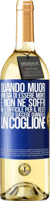 29,95 € Spedizione Gratuita | Vino bianco Edizione WHITE Quando muori, non sai di essere morto e non ne soffri, ma è difficile per il resto. Lo stesso succede quando sei un coglione Etichetta Blu. Etichetta personalizzabile Vino giovane Raccogliere 2024 Verdejo