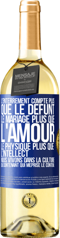 29,95 € Envoi gratuit | Vin blanc Édition WHITE L'enterrement compte plus que le défunt, le mariage plus que l'amour, le physique plus que l'intellect. Nous vivons dans la cult Étiquette Bleue. Étiquette personnalisable Vin jeune Récolte 2024 Verdejo