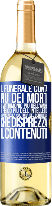 29,95 € Spedizione Gratuita | Vino bianco Edizione WHITE Il funerale conta più dei morti, il matrimonio più dell'amore, il fisico più dell'intelletto. Viviamo nella cultura del Etichetta Blu. Etichetta personalizzabile Vino giovane Raccogliere 2024 Verdejo