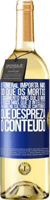 29,95 € Envio grátis | Vinho branco Edição WHITE O funeral importa mais do que os mortos, o casamento mais que o amor, o físico mais que o intelecto. Vivemos na cultura de Etiqueta Azul. Etiqueta personalizável Vinho jovem Colheita 2024 Verdejo