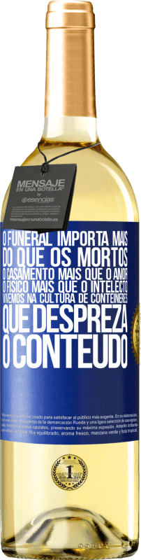 29,95 € Envio grátis | Vinho branco Edição WHITE O funeral importa mais do que os mortos, o casamento mais que o amor, o físico mais que o intelecto. Vivemos na cultura de Etiqueta Azul. Etiqueta personalizável Vinho jovem Colheita 2024 Verdejo