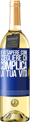 29,95 € Spedizione Gratuita | Vino bianco Edizione WHITE Devi sapere come scegliere chi complica la tua vita Etichetta Blu. Etichetta personalizzabile Vino giovane Raccogliere 2024 Verdejo