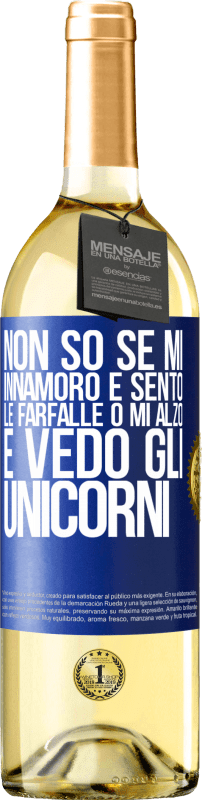 29,95 € Spedizione Gratuita | Vino bianco Edizione WHITE Non so se mi innamoro e sento le farfalle o mi alzo e vedo gli unicorni Etichetta Blu. Etichetta personalizzabile Vino giovane Raccogliere 2024 Verdejo