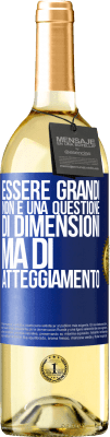 29,95 € Spedizione Gratuita | Vino bianco Edizione WHITE Essere grandi non è una questione di dimensioni, ma di atteggiamento Etichetta Blu. Etichetta personalizzabile Vino giovane Raccogliere 2024 Verdejo