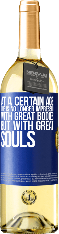 29,95 € Бесплатная доставка | Белое вино Издание WHITE В определенном возрасте человек больше не впечатлен великими телами, но великими душами Синяя метка. Настраиваемая этикетка Молодое вино Урожай 2023 Verdejo