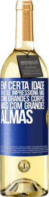 29,95 € Envio grátis | Vinho branco Edição WHITE Em certa idade, não se impressiona mais com grandes corpos, mas com grandes almas Etiqueta Azul. Etiqueta personalizável Vinho jovem Colheita 2024 Verdejo