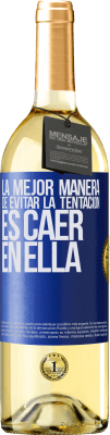 29,95 € Envío gratis | Vino Blanco Edición WHITE La mejor manera de evitar la tentación es caer en ella Etiqueta Azul. Etiqueta personalizable Vino joven Cosecha 2023 Verdejo