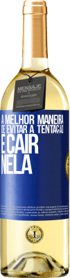 29,95 € Envio grátis | Vinho branco Edição WHITE A melhor maneira de evitar a tentação é cair nela Etiqueta Azul. Etiqueta personalizável Vinho jovem Colheita 2023 Verdejo