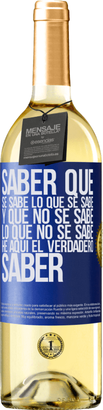 29,95 € Envío gratis | Vino Blanco Edición WHITE Saber que se sabe lo que se sabe y que no se sabe lo que no se sabe he aquí el verdadero saber Etiqueta Azul. Etiqueta personalizable Vino joven Cosecha 2024 Verdejo