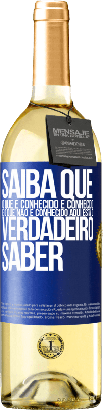 29,95 € Envio grátis | Vinho branco Edição WHITE Saiba que o que é conhecido é conhecido e o que não é conhecido aqui está o verdadeiro saber Etiqueta Azul. Etiqueta personalizável Vinho jovem Colheita 2024 Verdejo