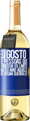 29,95 € Envio grátis | Vinho branco Edição WHITE Eu gosto de pessoas que conhecem os limites, mas eu amo aqueles que ousam quebrá-los Etiqueta Azul. Etiqueta personalizável Vinho jovem Colheita 2024 Verdejo