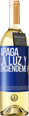 29,95 € Envío gratis | Vino Blanco Edición WHITE Apaga la luz y enciéndeme Etiqueta Azul. Etiqueta personalizable Vino joven Cosecha 2024 Verdejo