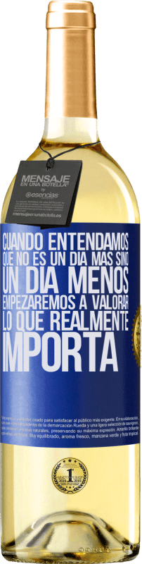 29,95 € Envío gratis | Vino Blanco Edición WHITE Cuando entendamos que no es un día más sino un día menos, empezaremos a valorar lo que realmente importa Etiqueta Azul. Etiqueta personalizable Vino joven Cosecha 2024 Verdejo