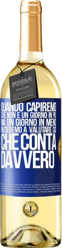 29,95 € Spedizione Gratuita | Vino bianco Edizione WHITE Quando capiremo che non è un giorno in più, ma un giorno in meno, inizieremo a valutare ciò che conta davvero Etichetta Blu. Etichetta personalizzabile Vino giovane Raccogliere 2024 Verdejo