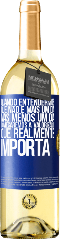 29,95 € Envio grátis | Vinho branco Edição WHITE Quando entendermos que não é mais um dia, mas menos um dia, começaremos a valorizar o que realmente importa Etiqueta Azul. Etiqueta personalizável Vinho jovem Colheita 2024 Verdejo