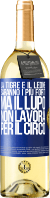 29,95 € Spedizione Gratuita | Vino bianco Edizione WHITE La tigre e il leone saranno i più forti, ma il lupo non lavora per il circo Etichetta Blu. Etichetta personalizzabile Vino giovane Raccogliere 2024 Verdejo