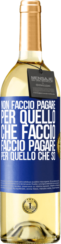 29,95 € Spedizione Gratuita | Vino bianco Edizione WHITE Non faccio pagare per quello che faccio, faccio pagare per quello che so Etichetta Blu. Etichetta personalizzabile Vino giovane Raccogliere 2024 Verdejo