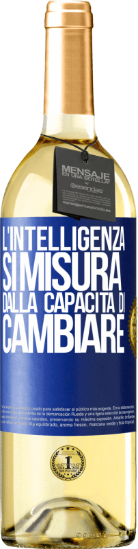 29,95 € Spedizione Gratuita | Vino bianco Edizione WHITE L'intelligenza si misura dalla capacità di cambiare Etichetta Blu. Etichetta personalizzabile Vino giovane Raccogliere 2024 Verdejo