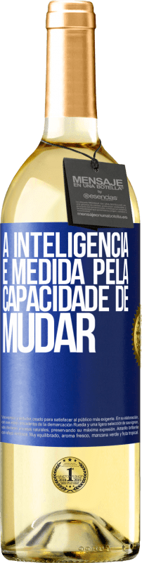 29,95 € Envio grátis | Vinho branco Edição WHITE A inteligência é medida pela capacidade de mudar Etiqueta Azul. Etiqueta personalizável Vinho jovem Colheita 2024 Verdejo