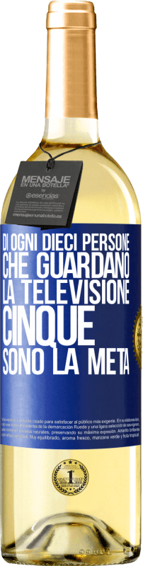 29,95 € Spedizione Gratuita | Vino bianco Edizione WHITE Di ogni dieci persone che guardano la televisione, cinque sono la metà Etichetta Blu. Etichetta personalizzabile Vino giovane Raccogliere 2024 Verdejo