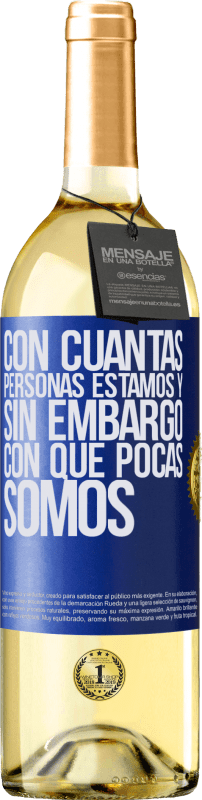 29,95 € Envío gratis | Vino Blanco Edición WHITE Con cuántas personas estamos y, sin embargo, con qué pocas somos Etiqueta Azul. Etiqueta personalizable Vino joven Cosecha 2024 Verdejo