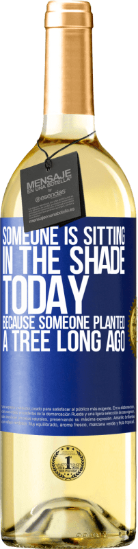 29,95 € Бесплатная доставка | Белое вино Издание WHITE Кто-то сегодня сидит в тени, потому что кто-то давно посадил дерево Синяя метка. Настраиваемая этикетка Молодое вино Урожай 2023 Verdejo