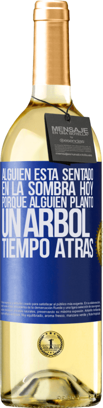 29,95 € Envío gratis | Vino Blanco Edición WHITE Alguien está sentado en la sombra hoy, porque alguien plantó un árbol tiempo atrás Etiqueta Azul. Etiqueta personalizable Vino joven Cosecha 2024 Verdejo