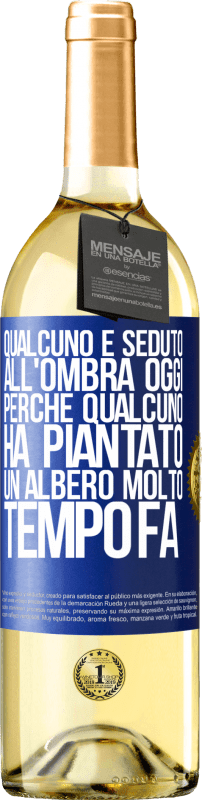 29,95 € Spedizione Gratuita | Vino bianco Edizione WHITE Qualcuno è seduto all'ombra oggi, perché qualcuno ha piantato un albero molto tempo fa Etichetta Blu. Etichetta personalizzabile Vino giovane Raccogliere 2024 Verdejo