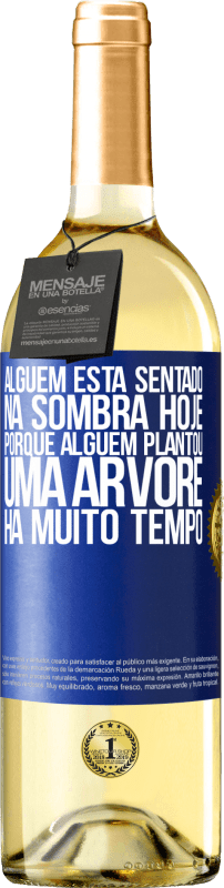 29,95 € Envio grátis | Vinho branco Edição WHITE Alguém está sentado na sombra hoje, porque alguém plantou uma árvore há muito tempo Etiqueta Azul. Etiqueta personalizável Vinho jovem Colheita 2024 Verdejo