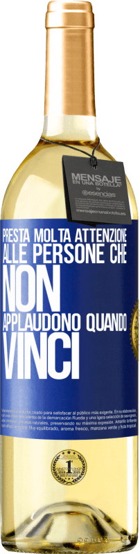 29,95 € Spedizione Gratuita | Vino bianco Edizione WHITE Presta molta attenzione alle persone che non applaudono quando vinci Etichetta Blu. Etichetta personalizzabile Vino giovane Raccogliere 2024 Verdejo